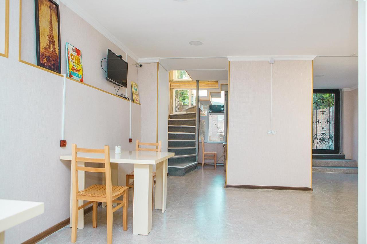 Blossom Hostel Updated ! Обновлено !!! City Center! Perfect Order!!! Snow-White Bed Linen!!! Идеальный Порядок!!! Белоснежное Постельное Белье!!! Центр Города !!! Tbilisi Ngoại thất bức ảnh